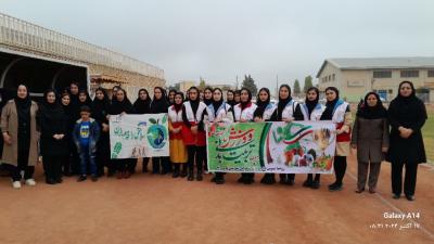 بمناسبت گرامیداشت هفته تربیت بدنی و ورزش، همایش پیاده روی ویژه بانوان کارمند دستگاههای اجرایی در شهرستان پارس آباد برگزار شد.