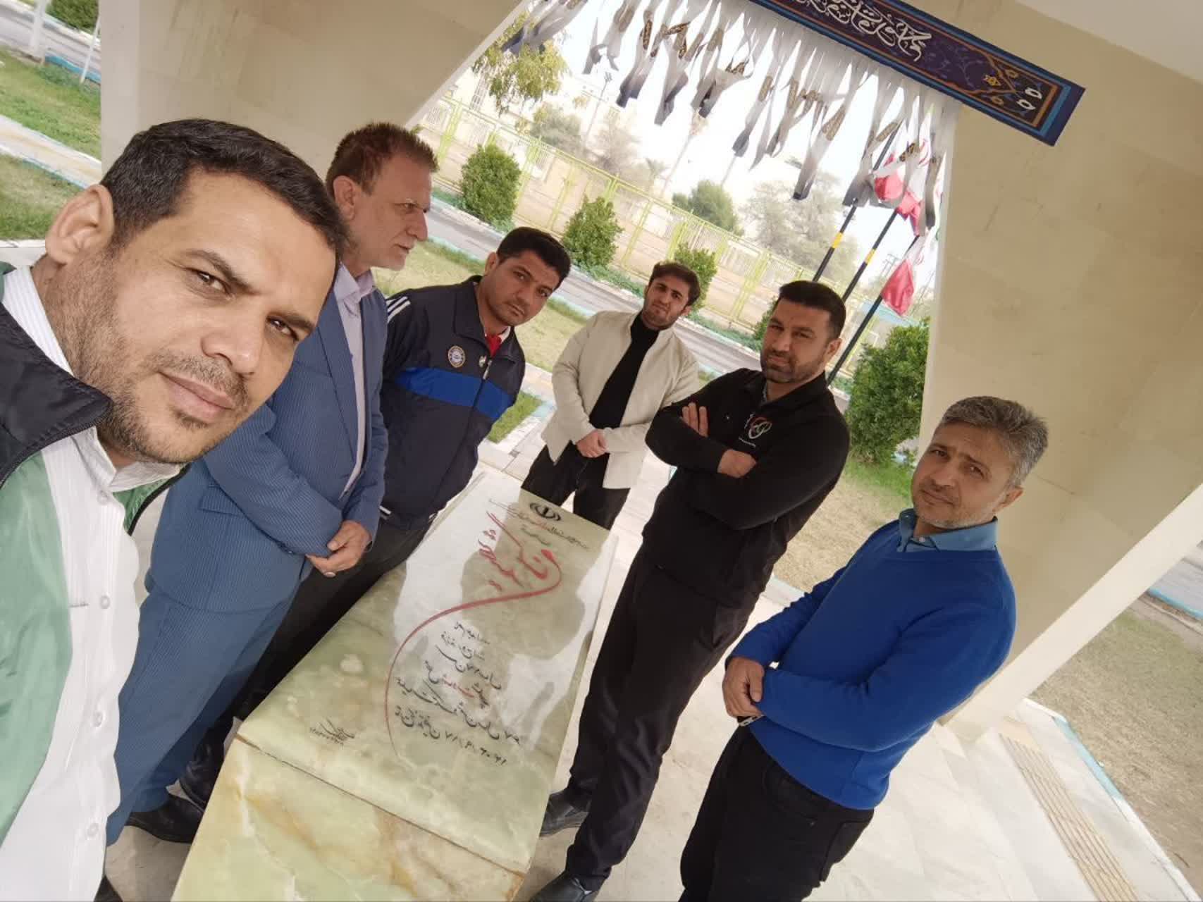 غبار روبی گلزار شهید گمنام در مجموعه تختی اهواز