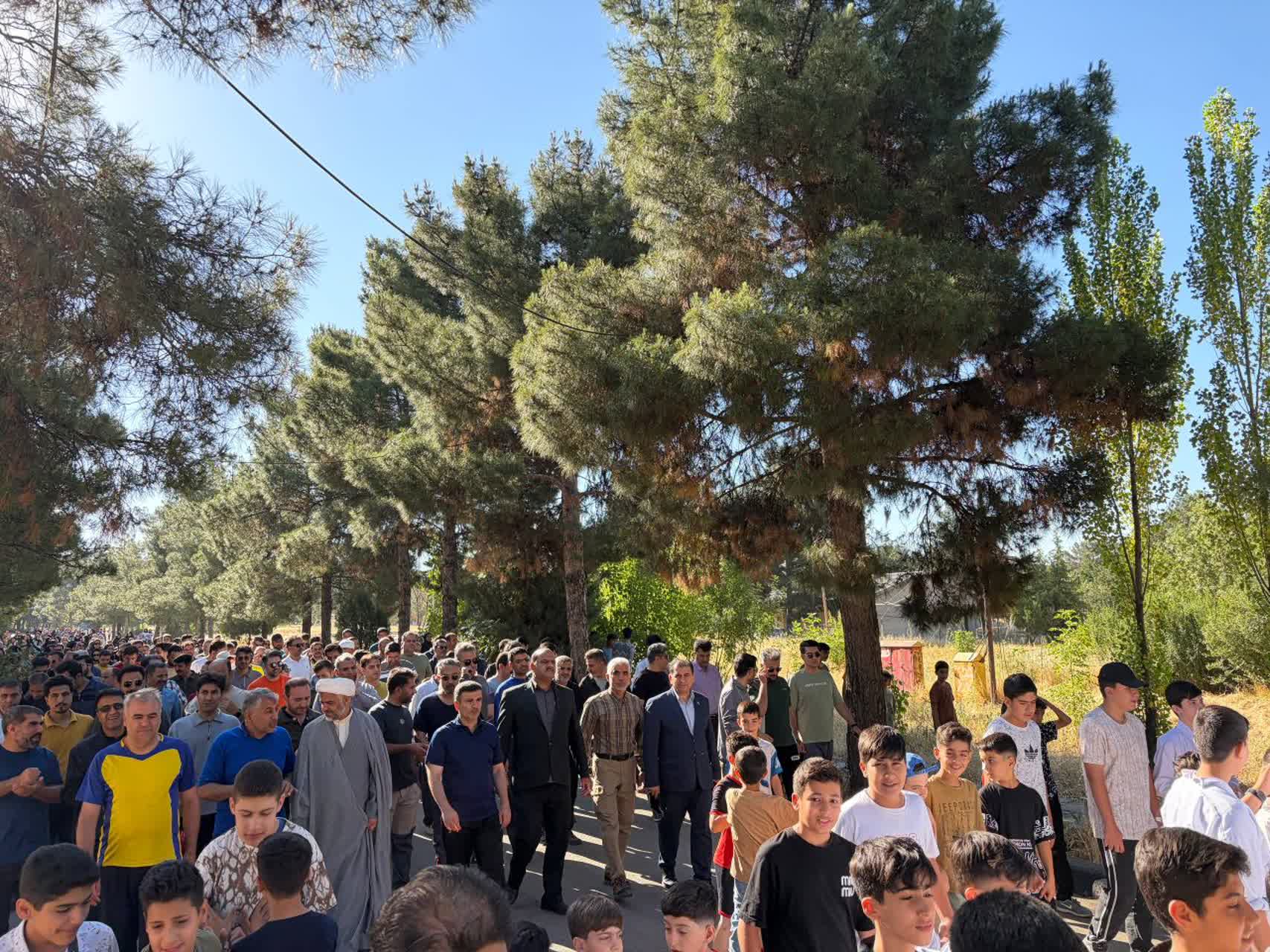 برگزاری همایش پیادهروی خانوادگی یادواره شهدای هوانیروز و جنگ رمضان در کرمانشاه
