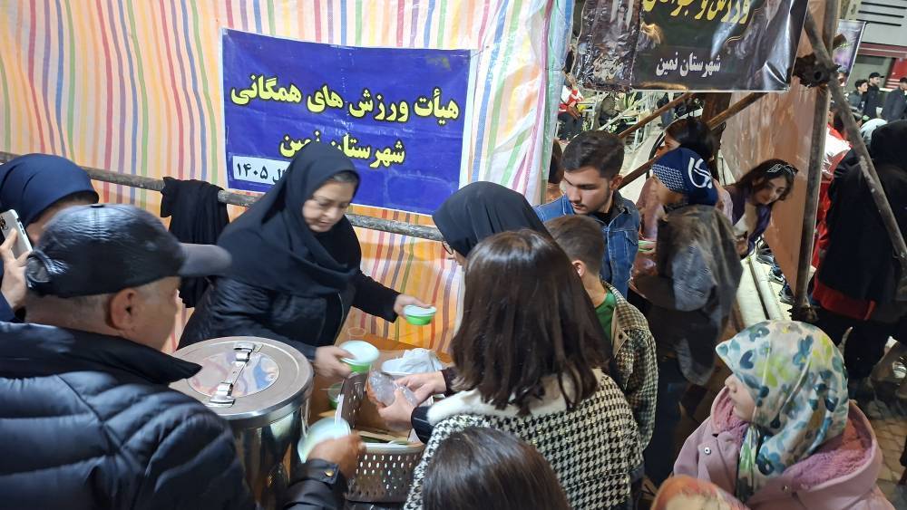 تداوم شور معنوی در نگین نمین؛ همراهی جامعه ورزش با زائران و مجاوران/توزیع ۵۰۰ پرس نذری توسط موکب جامعه ورزش نمین در تجمعات شبانه
