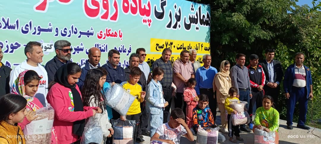 همایش بزرگ پیاده روی خانوادگی بمناسبت هفته تربیت بدنی و نیروی انتظامی در شهرستان‌ گتوند برگزارگردید 