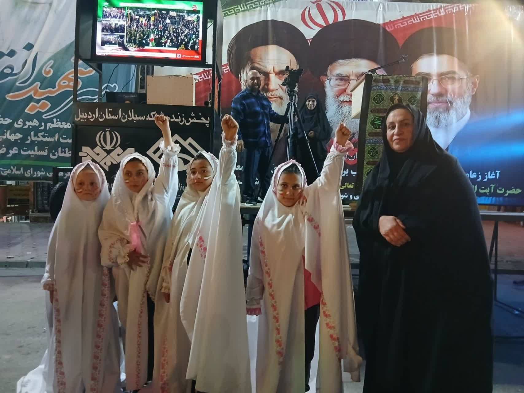 طنین بیعت بانوان و دانش‌آموزان مشگین‌شهری با آرمان‌های انقلاب در هفتاد و نهمین شب ایستادگی