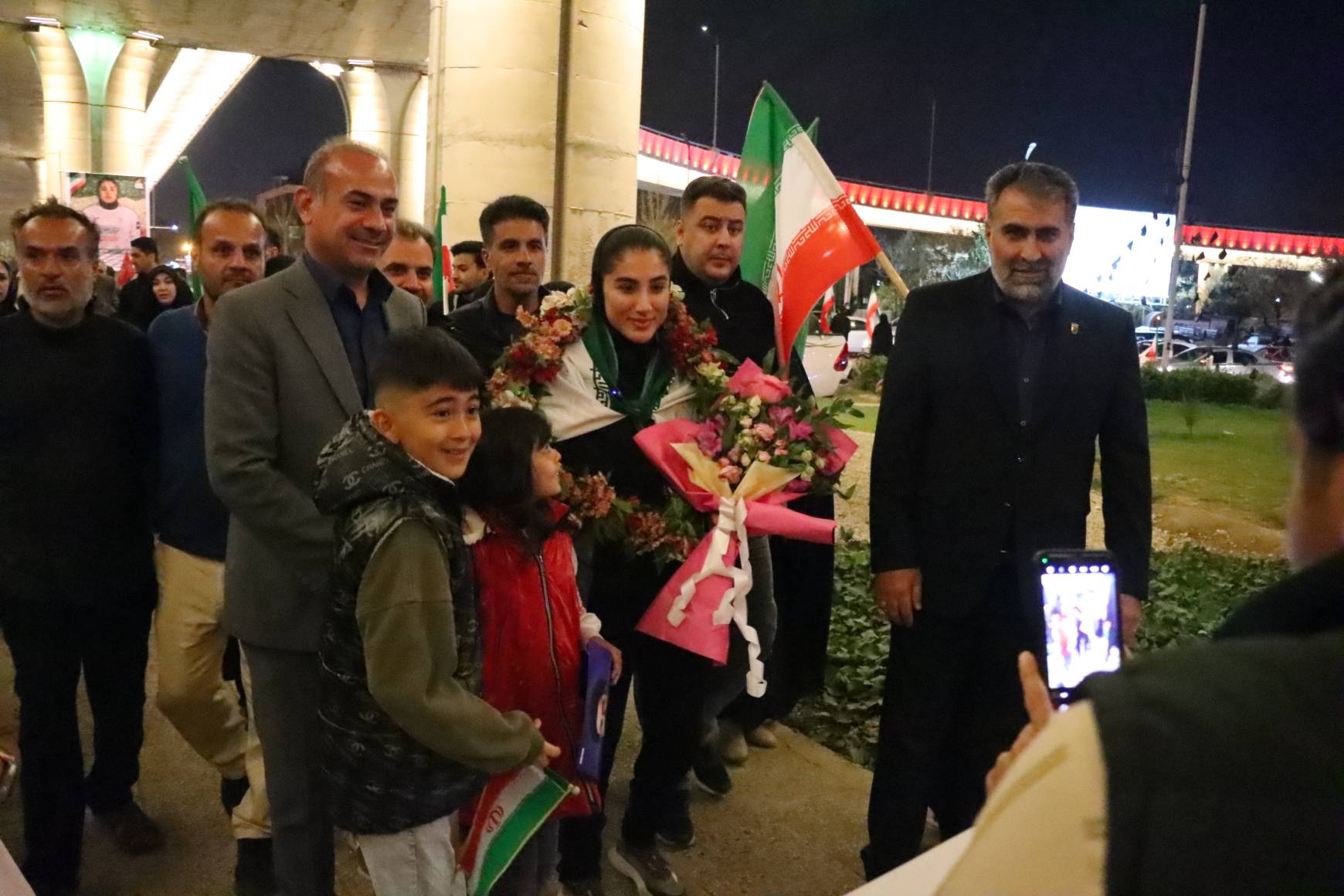 مراسم استقبال از بازیکن ارزنده تیم ملی فوتبال بانوان جمهوری اسلامی ایران سیده زهرا احمدی زاده با حضور مسئول کمیته فرهنگی و مسئولیت اجتماعی هیئت ورزش های همگانی استان فارس