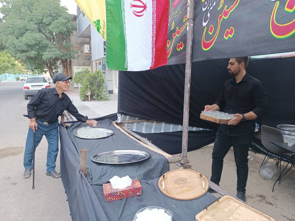 موکب و ایستگاه صلواتی هیات ورزش‌های همگانی گرمی به یاد رهبر شهید برپا شد