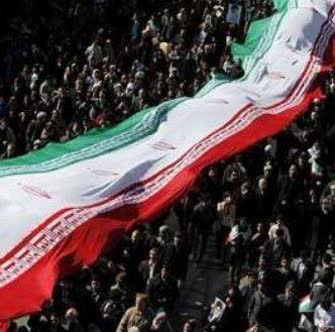 حمل پرچم ۲۵ متری ایران توسط دانش آموزان در همایش پیاده روی پنج نفری همدان 