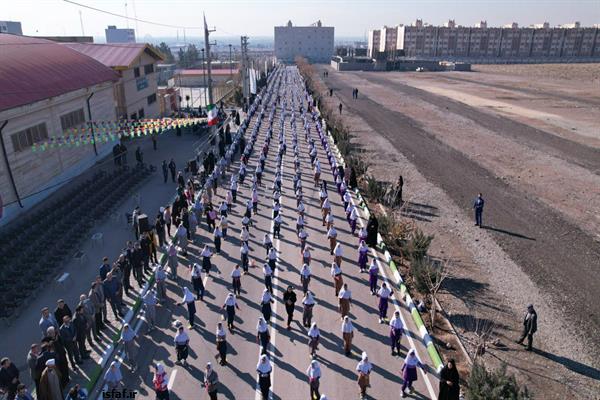 ثبت رکورد ملی بزرگترین زنجیره طناب‌زنی با مشارکت ۱۲۰۰ دانش‌آموز دختر شهر قیامدشت