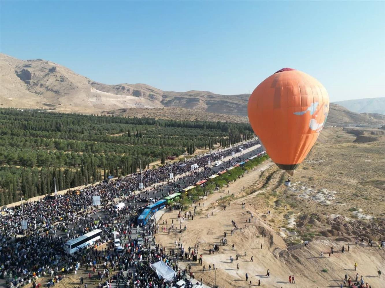 رکوردشکنی شیرازیها در پنجمین پیادهروی بزرگ خانوادگی با مشارکت بیش از ۲۰۰ هزار نفری پخش زنده از شبکه ۳ سیما
