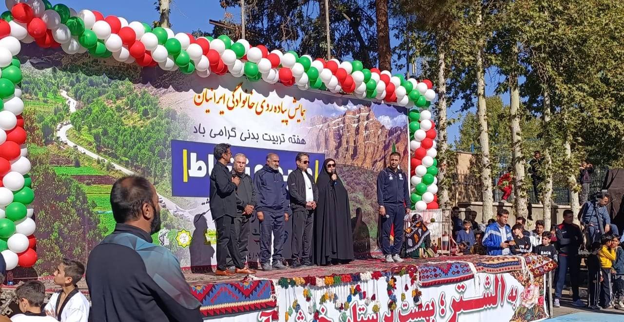 حضور بیش از ۴ هزار نفری مردم شهرستان سلسله لرستان در همایش پیادهروی خانوادگی پخش زنده ار شبکه ۳ سیما