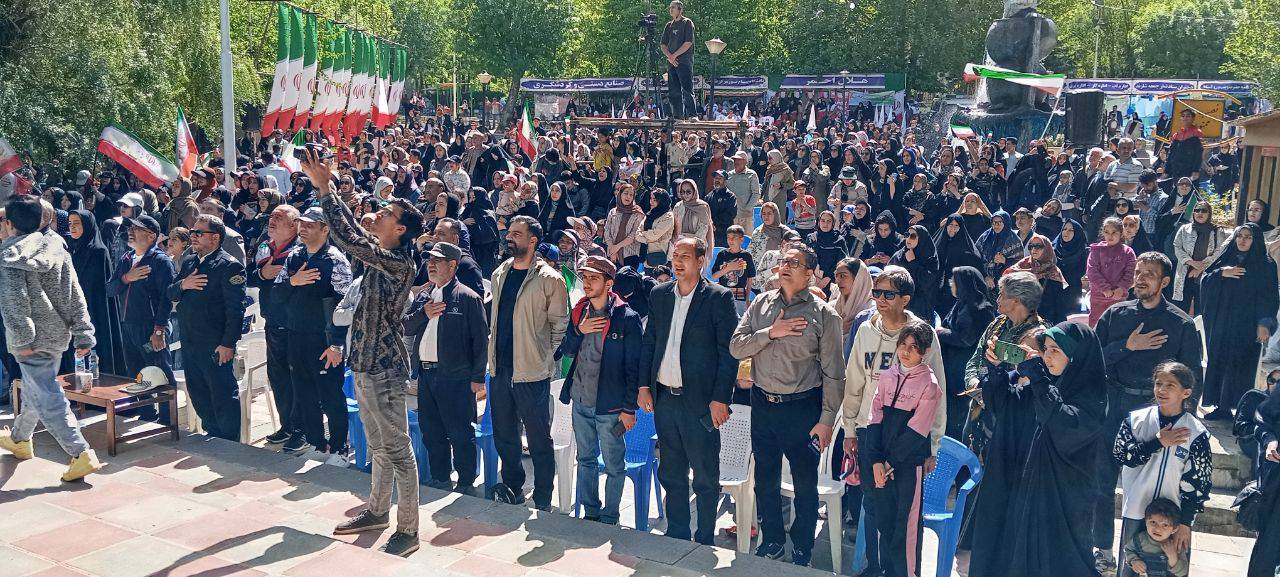 برگزاری همایش بزرگ پیاده روی خانوادگی در شهر تاریخی-صنعتی شازند 