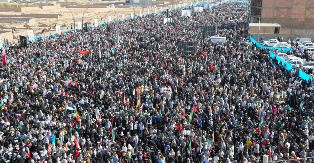 جلوه‌ای از سبک زندگی فعال در دیار کویرنشین‌ها/ رکوردشکنی ۲۴۰ هزار نفری کرمانی‌ها در همایش بزرگ پیاده‌روی خانوادگی صبح و نشاط