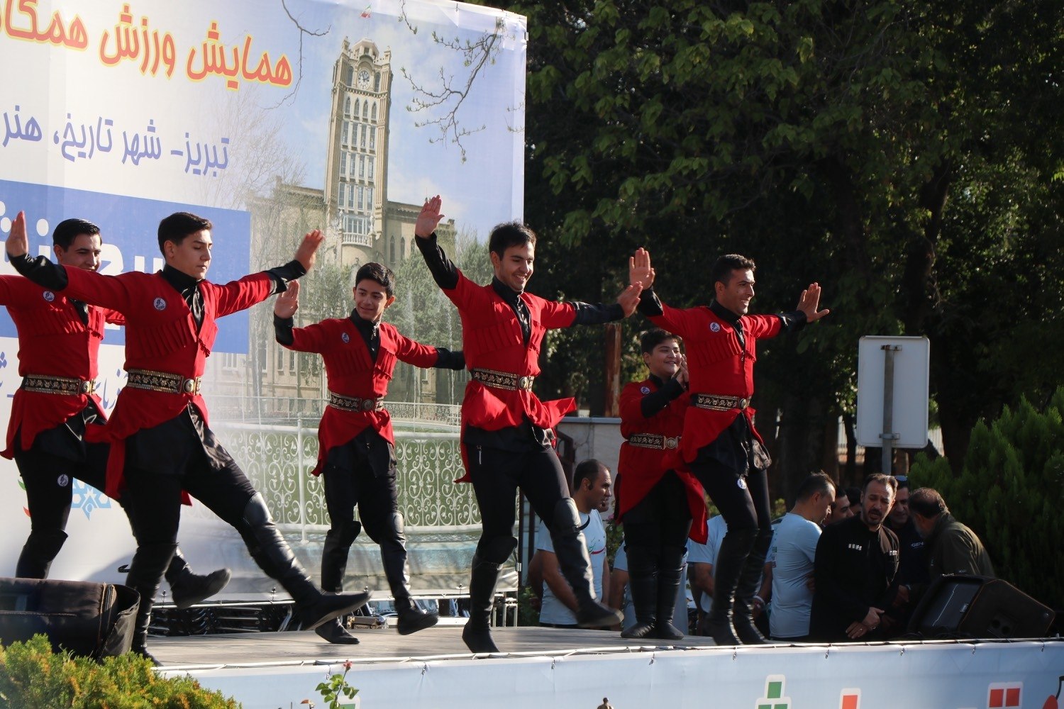 همایش پیاده‌روی خانوادگی تبریز در قاب شبکه ۳/ جلوه‌گری شور و نشاط در قدیمی‌ترین ایستگاه راه‌آهن ایران