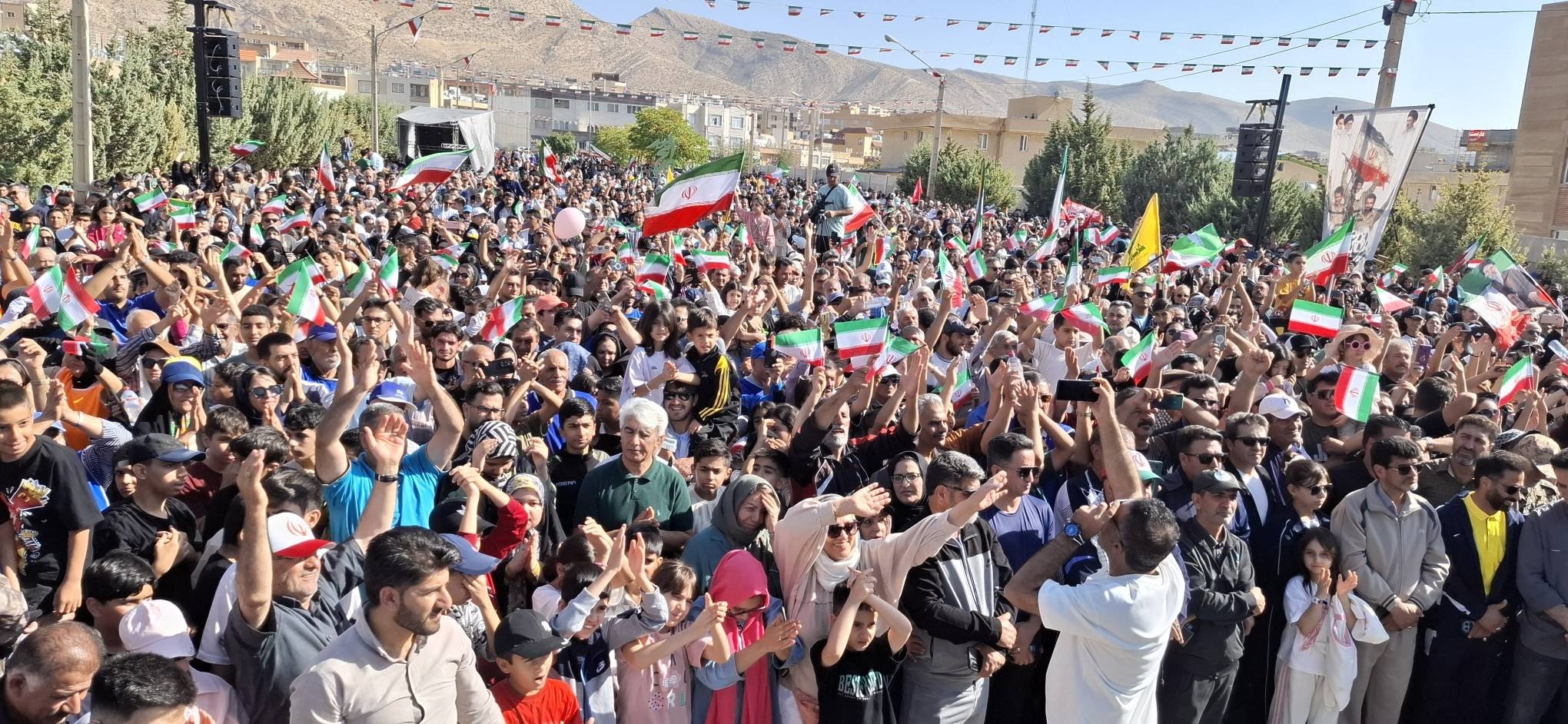  صدرا در قاب ۲۲ هزار نفری ورزش و نشاط/ قرعه‌کشی ۱۰۰ دوچرخه در همایش بزرگ پیاده‌روی خانوادگی
