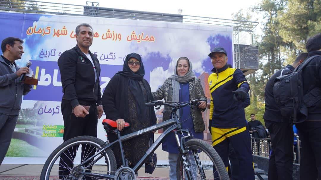 برگزاری همایش پیاده‌روی خانوادگی صبح و نشاط در کرمان همراه با پخش زنده از شبکه ۳ سیما