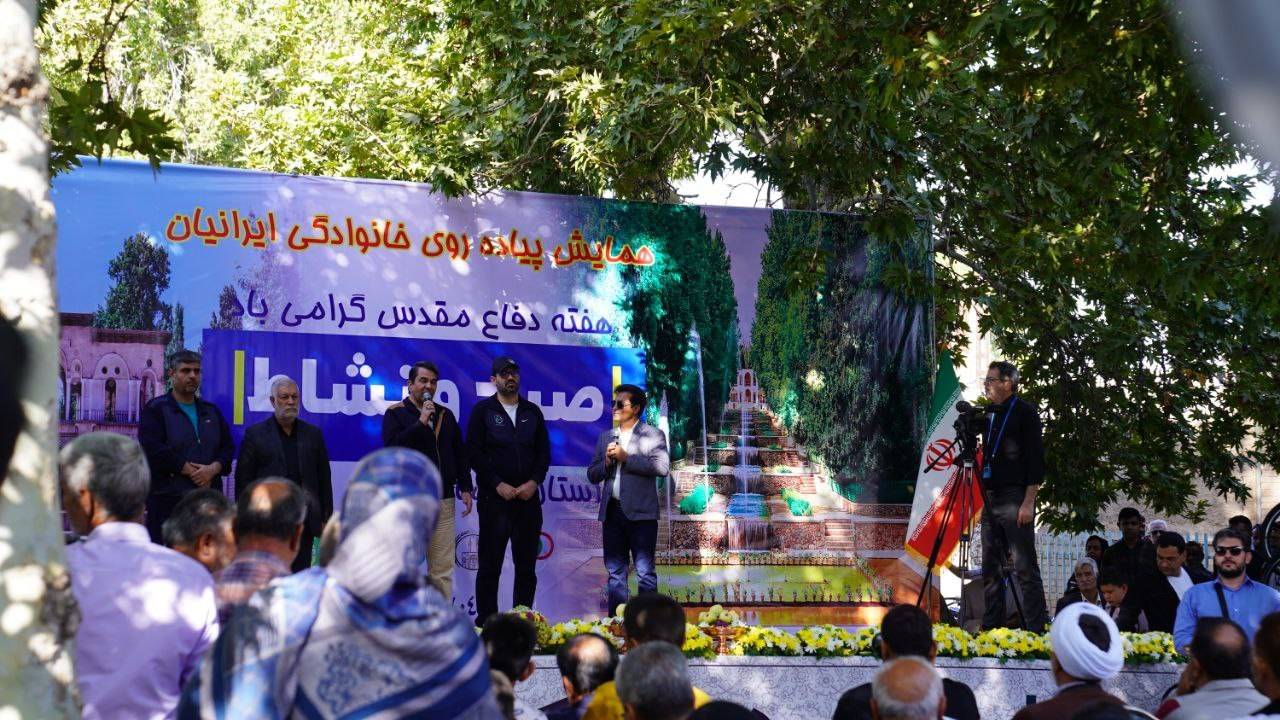 تصاویری از مشارکت کمنظیر مردم شهرستان ماهان کرمان در همایش بزرگ پیادهروی خانوادگی پخش زنده از شبکه ۳ سیما