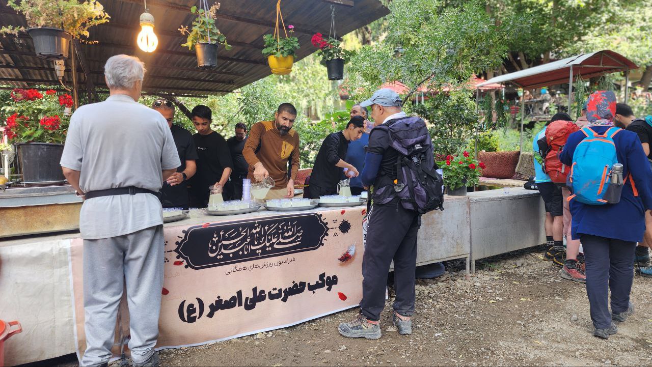 آغاز به کار موکب فدراسیون ورزش‌های همگانی در ارتفاعات درکه تهران و استقبال پرشور ورزشکاران/ توزیع ۵ هزار لیوان شربت