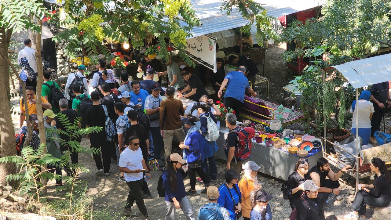 آغاز به کار موکب فدراسیون ورزش‌های همگانی در ارتفاعات درکه تهران و استقبال پرشور ورزشکاران/ توزیع ۵ هزار لیوان شربت