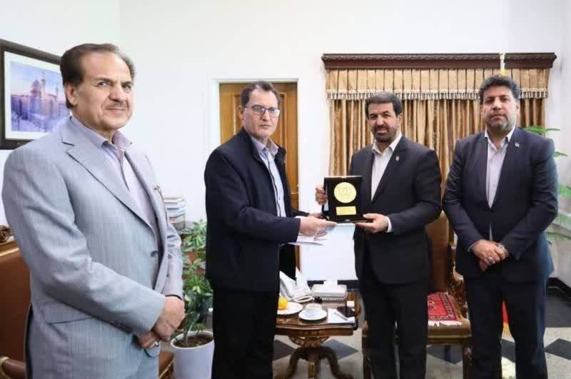 اهدای نشان و تندیس سفیر ورزش همگانی به استاندار همدان