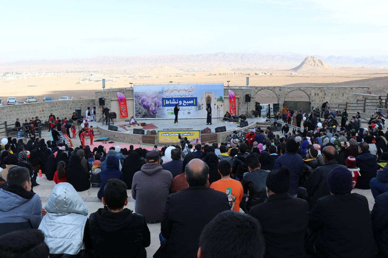 برگزاری همایش پیاده روی خانوادگی ۴ هزار نفری در "قاین" - خراسان جنوبی/ پخش زنده از شبکه ۳ سیما و شبکه خاوران